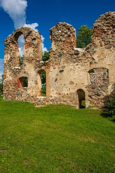 Каменные кирпичные руины старого здания — стоковое фото