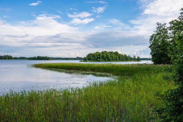 Tranquillo fiume lago di campagna con riflessi nuvolosi in acqua e — Foto Stock