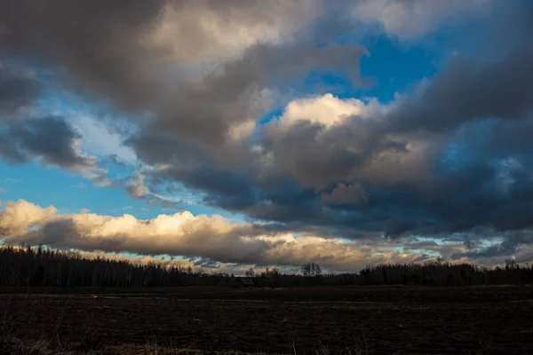 V zapadajícím jezeře jasná obloha s dramatickými mraky nad jezerem — Stock fotografie