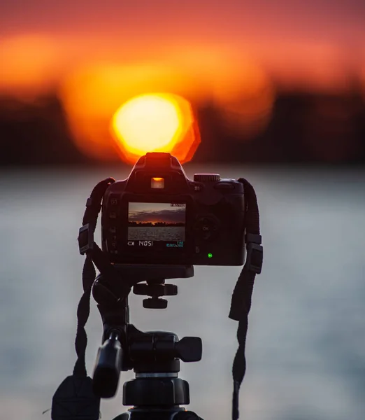 Digitális fényképezőgép egy állványra fotózni a naplementét a La — Stock Fotó