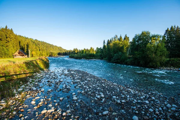 Rápido río de montaña con golfo en las rocas —  Fotos de Stock