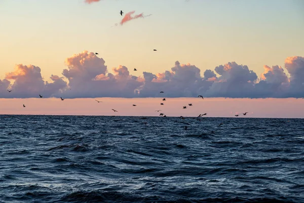 Céu limpo com nuvens dramáticas sobre o lago ao pôr do sol — Fotografia de Stock