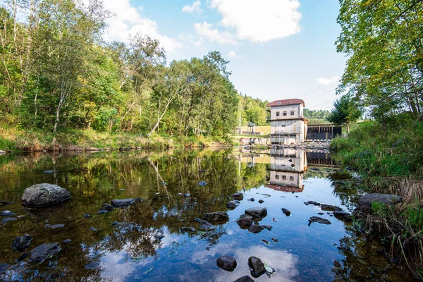 sakin kırsal göl Nehri su ve bulut yansımaları ile 