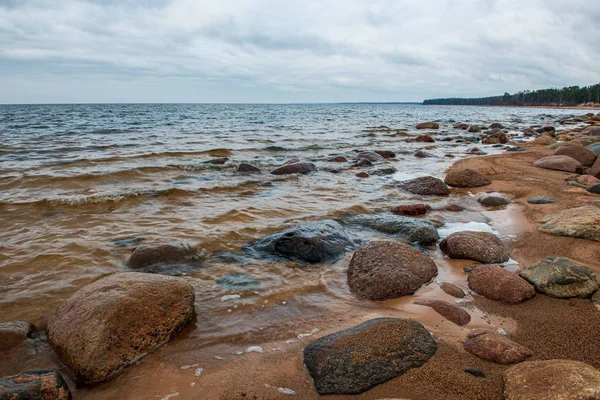Solitaria playa de mar vacío con arena blanca, grandes rocas y madera vieja — Foto de Stock