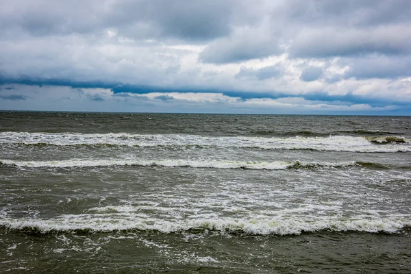 Tempestade na praia rochosa do mar — Fotografia de Stock