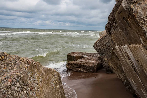 Tempesta sulla spiaggia rocciosa del mare — Foto Stock