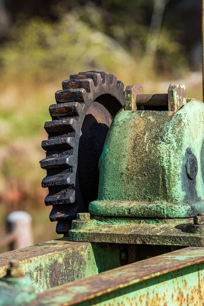 Oude roestige metalen onderdelen van oude instrumenten en mechanica — Stockfoto