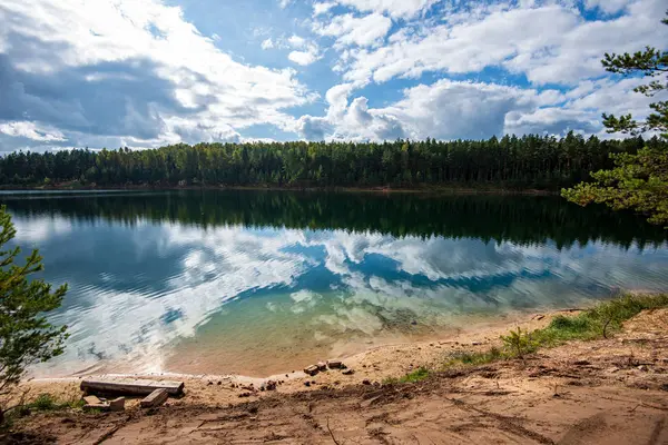 Tranquilo río lago rural con reflejos de nubes en el agua y — Foto de Stock