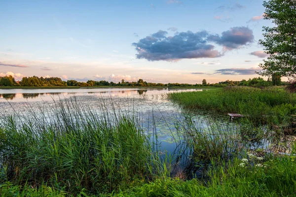 günbatımı göl üzerinde dramatik bulutlar ile açık gökyüzü