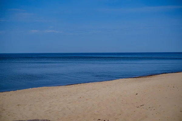 Μοναχική κενή παραλία με λευκή άμμο, μεγάλους βράχους και παλιό ξύλο — Φωτογραφία Αρχείου