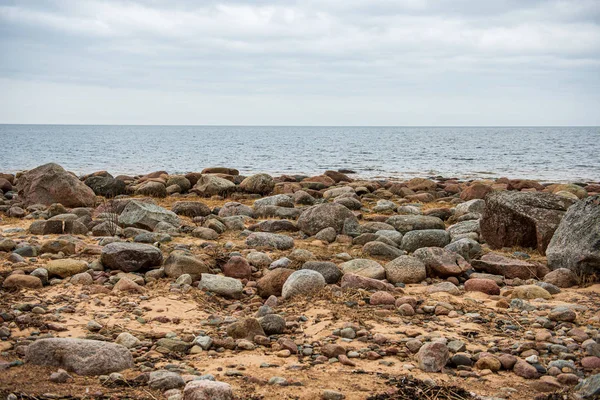 Plage solitaire mer vide avec sable blanc, de grands rochers et vieux bois — Photo