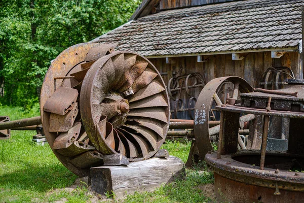 Oude roestige metalen onderdelen van oude instrumenten en mechanica — Stockfoto