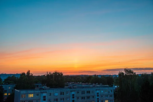 Dramáticos colores rojos del atardecer en el cielo sobre árboles y campos — Foto de Stock