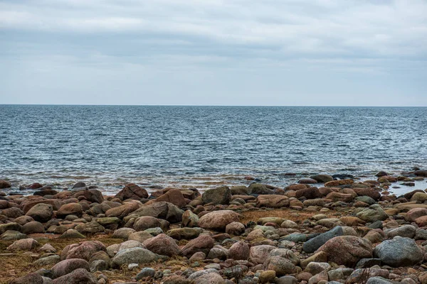 Solitaria playa de mar vacío con arena blanca, grandes rocas y madera vieja — Foto de Stock