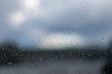 Pencere camına yağmur damlaları