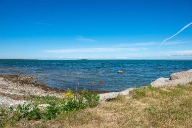 akarsu dibinde yansımaları ve kayalar ile su dokusu