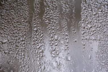 Pencere camına yağmur damlaları