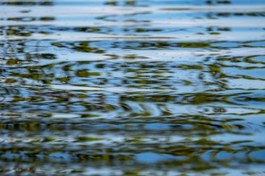 akarsu dibinde yansımaları ve kayalar ile su dokusu