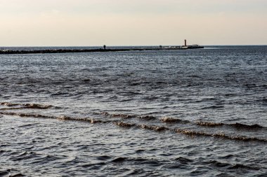 Beyaz kum ve mavi suyla rüzgarlı deniz plajı