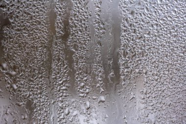 Pencere camına yağmur damlaları