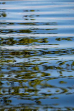 akarsu dibinde yansımaları ve kayalar ile su dokusu