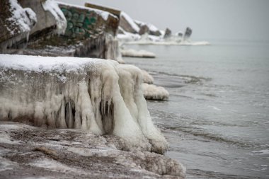 loş kış gününde gölde donmuş buz parçaları