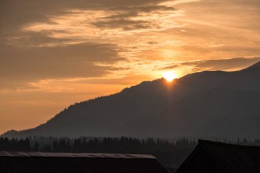 kırsal alanlar üzerinde gün batımında dramatik koyu kırmızı bulutlar ve f