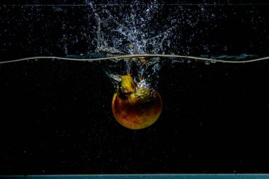 elma sıçramaları ile karanlık suda düşen