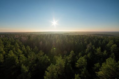 kırsal alanlar üzerinde gün batımında dramatik koyu kırmızı bulutlar ve f