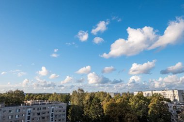 Mavi gökyüzü ve dramatik beyaz bulutlar altında kırsal alan