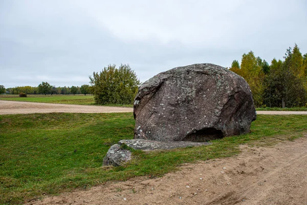Велика скеля в піску в сільській місцевості — стокове фото