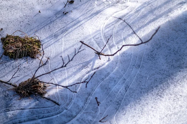 Stukjes bevroren ijs in het meer in een schemerige winterdag — Stockfoto