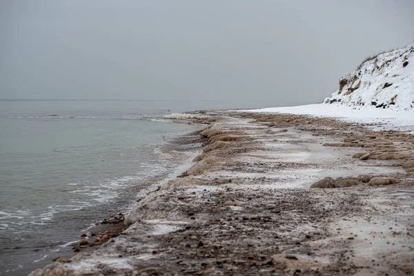 Kawałki zamarzniętego lodu w jeziorze w ciemnym zimowym dniu — Zdjęcie stockowe