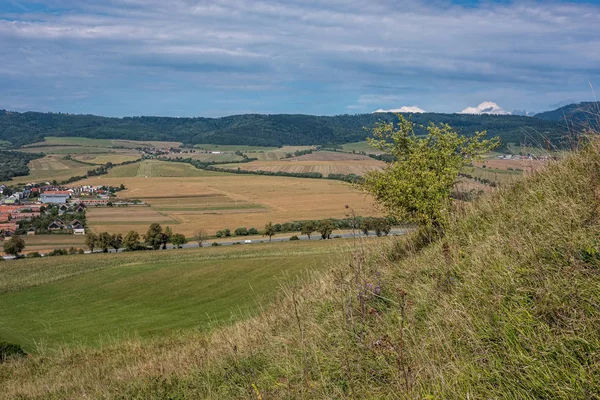 Paesaggio di campagna sotto il cielo blu e drammatiche nuvole bianche — Foto Stock