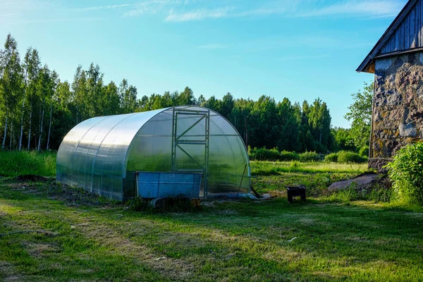 Invernadero de plástico simple en el campo jardín en casa — Foto de Stock