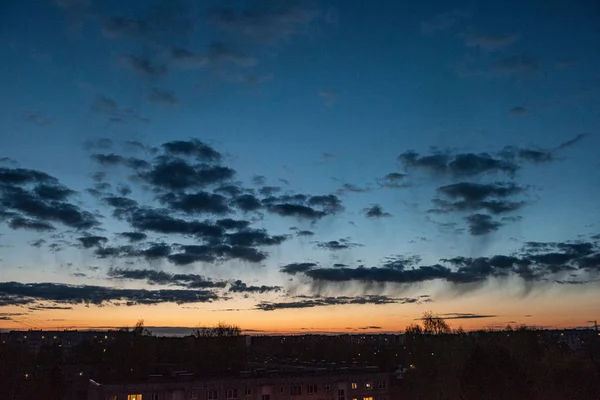 Dramáticas nubes rojas oscuras al atardecer sobre campos rurales y f —  Fotos de Stock