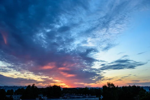 Σκοτεινά κόκκινα σύννεφα στο ηλιοβασίλεμα πάνω από χωράφια και — Φωτογραφία Αρχείου