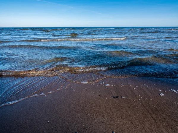 Spiaggia ventosa con sabbia bianca e acqua blu — Foto Stock