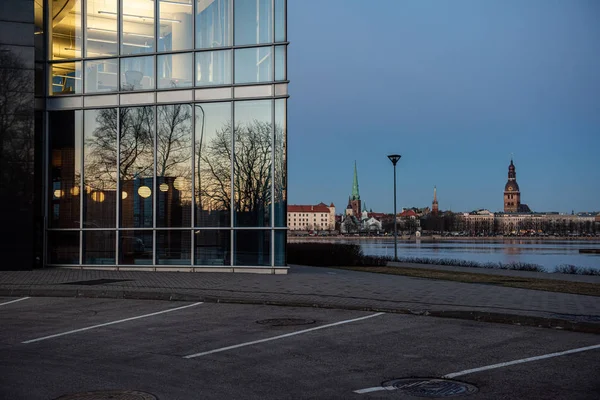 Detalles de la arquitectura del edificio en el centro de Riga, Letonia — Foto de Stock