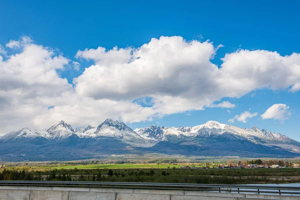 Countryside landscape under blue sky and dramatic white clouds — Stock Photo, Image