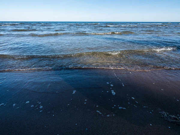 Playa de mar ventoso con arena blanca y agua azul — Foto de Stock