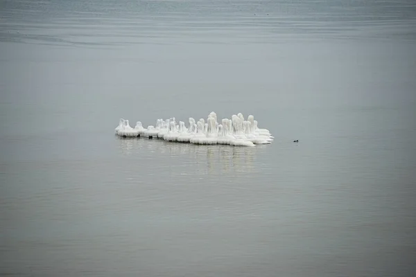 Morceaux de glace gelée dans le lac dans la faible journée d'hiver — Photo