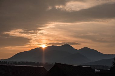 kırsal alanlar üzerinde gün batımında dramatik koyu kırmızı bulutlar ve f