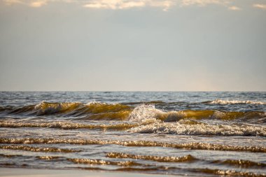 akarsu dibinde yansımaları ve kayalar ile su dokusu