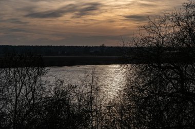 kırsal alanlar üzerinde gün batımında dramatik koyu kırmızı bulutlar ve f