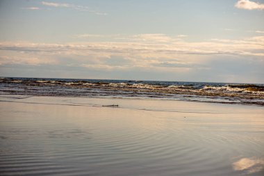 akarsu dibinde yansımaları ve kayalar ile su dokusu