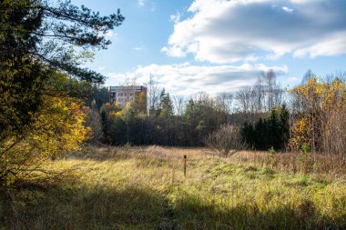 kırsal alanlar üzerinde gün batımında dramatik koyu kırmızı bulutlar ve f