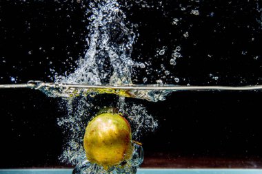 elma sıçramaları ile karanlık suda düşen