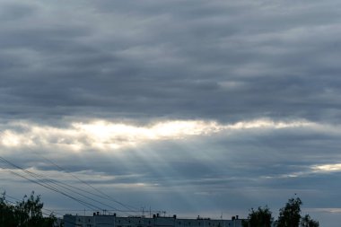 kırsal alanlar üzerinde gün batımında dramatik koyu kırmızı bulutlar ve f