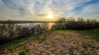 kırsal alanlar üzerinde gün batımında dramatik koyu kırmızı bulutlar ve f